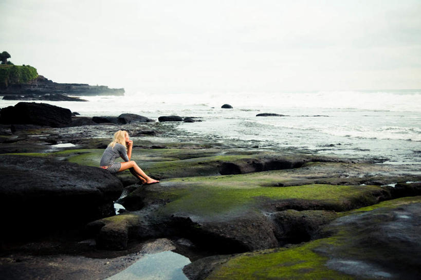 西方人,一个人,坐,横图,室外,白天,湖,湖泊,礁石,石头,水,欧洲,欧洲人,仅一个年轻女性,仅一个女性,仅一个人,眺望,阴影,波纹,远眺,服装,光线,石子,影子,湖面,水流,水面,辽阔,青苔,苔藓,涟漪,远望,注视,休闲装,背面,衣服,蓝色,倒影,蓝天,水纹,天空,阳光,波浪,湖水,天,观察,看,休闲,思考,休闲服,服饰,晴朗,观看,遥望,察看,倒映,关注,万里无云,水晕,思虑,了望,远瞩,反照,年轻女性,女人,女性,白种人,礁,石块,岩石,晴空,晴空万里,坐着,彩图,全身