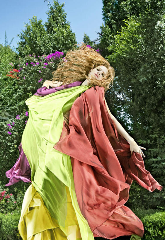 西方人,一个人,站,伸展双臂,竖图,室外,白天,正面,裙子,植物,欧洲,欧洲人,仅一个年轻女性,仅一个女性,仅一个人,弯腰,阴影,连衣裙,光线,影子,注视,树,树木,红色,蓝色,绿色,紫色,蓝天,天空,阳光,自然,天,观察,看,站着,生长,晴朗,成长,观看,察看,挥动,挥舞,关注,万里无云,弯身,尤物,年轻女性,女人,女性,白种人,晴空,晴空万里,敞开双臂,伸开双臂,展开双肩,站立,张开手臂,张开双臂,半身,彩图,佳丽,丽人,美人