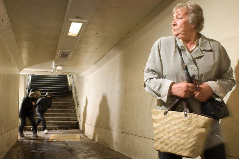 西方人,三个人,栏杆,站,走,横图,室内,白天,正面,购物,消费,楼梯,袋子,欧洲,欧洲人,阴影,服装,光线,包装袋,扶手,面具,手提袋,影子,阶梯,墙,走道,走廊,过道,购物袋,拎,扭头,休闲装,护栏,墙壁,墙面,台阶,衣服,站着,转头,休闲服,提,金融,服饰,害怕,犯罪,跟踪,暴力,犯法,胆怯,购买,抢劫,贸易,畏惧,掳掠,老年女性,男人,男性,年轻男性,女人,女性,白种人,步行,散步,站立,走路,半身,彩图,拎着