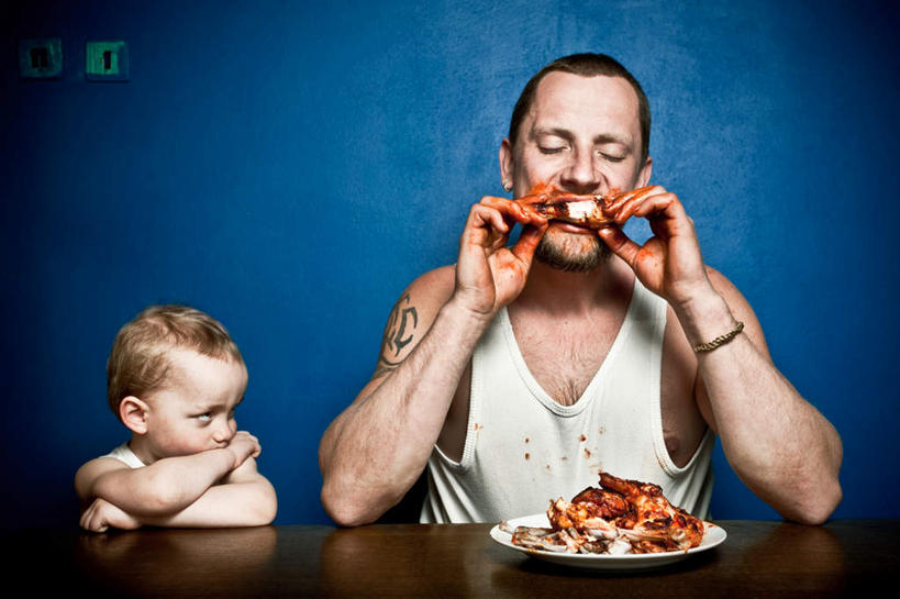 西方人,儿童,家庭,父亲,儿子,坐,吃,双手交叉,横图,室内,白天,正面,时尚,失败,桌面,桌子,餐具,欧洲,欧洲人,握,阴影,蓝色背景,服装,沮丧,光线,木制,碟子,盘,影子,肉,拿,拿着,扭头,休闲装,文化,肉类,纹身,衣服,盘子,木制品,碟,趴着,转头,难受,温暖,温馨,父子,一家人,休闲服,啃,父爱,个性,无奈,握着,摄影,服饰,信仰,影棚,失望,悲伤,和睦,双手抱胸,伤心,难过,失落,刺青,追求,想象,肉食,颓废,挫败,受挫,落败,落空,错过,失足,失意,失策,失算,颓丧,衰颓,悲哀,懊丧,颓靡,气馁,丧气,文身,勇气,崇拜,张扬,败北,挫折,失利,男孩,男人,男性,中年男性,白种人,孩子,嚼,趴,食,坐着,半身,彩图,影棚拍摄,拍摄,融洽,男生