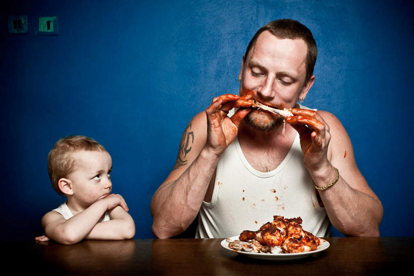 西方人,儿童,家庭,父亲,儿子,坐,吃,双手交叉,横图,室内,白天,正面,时尚,失败,桌面,桌子,餐具,欧洲,欧洲人,握,阴影,蓝色背景,服装,沮丧,光线,木制,碟子,盘,影子,肉,拿,拿着,扭头,休闲装,文化,肉类,纹身,衣服,盘子,木制品,碟,趴着,转头,难受,温暖,温馨,父子,一家人,休闲服,啃,父爱,个性,无奈,握着,摄影,服饰,信仰,影棚,失望,悲伤,和睦,双手抱胸,伤心,难过,失落,刺青,追求,想象,肉食,颓废,挫败,受挫,落败,落空,错过,失足,失意,失策,失算,颓丧,衰颓,悲哀,懊丧,颓靡,气馁,丧气,文身,勇气,崇拜,张扬,败北,挫折,失利,男孩,男人,男性,中年男性,白种人,孩子,嚼,趴,食,坐着,半身,彩图,影棚拍摄,拍摄,融洽,男生