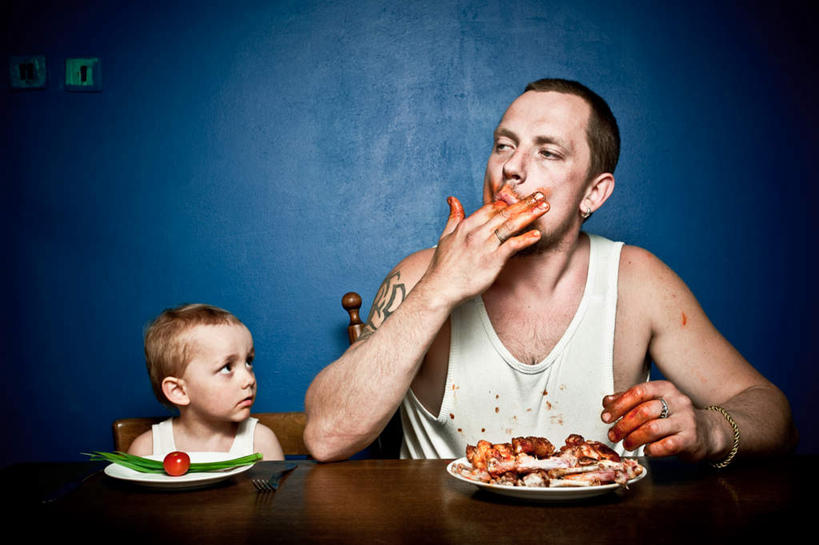 西方人,儿童,家庭,父亲,儿子,坐,吃,横图,室内,白天,正面,时尚,失败,桌面,桌子,蔬菜,西红柿,餐具,欧洲,欧洲人,握,阴影,蓝色背景,服装,沮丧,新鲜,光线,木制,碟子,盘,影子,肉,食品,拿,拿着,扭头,休闲装,文化,肉类,纹身,食物,一个,衣服,红色,盘子,木制品,碟,转头,难受,温暖,温馨,父子,一家人,休闲服,啃,父爱,个性,无奈,舔,握着,摄影,服饰,信仰,有机食品,绿色食品,影棚,单个,失望,悲伤,和睦,伤心,难过,失落,刺青,追求,想象,肉食,颓废,挫败,受挫,落败,落空,错过,失足,失意,失策,失算,颓丧,衰颓,悲哀,懊丧,颓靡,气馁,丧气,文身,勇气,崇拜,张扬,败北,挫折,失利,男孩,男人,男性,中年男性,白种人,孩子,番茄,嚼,食,坐着,半身,彩图,影棚拍摄,拍摄,融洽,男生