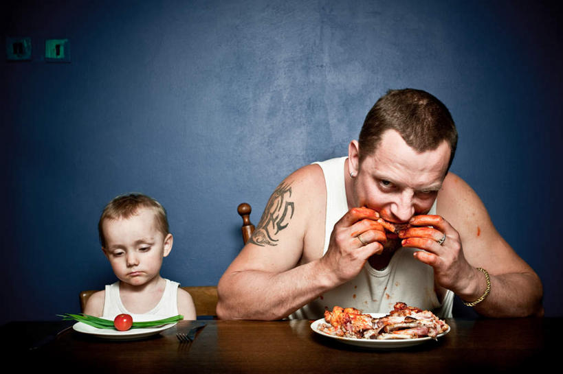 西方人,儿童,家庭,父亲,儿子,坐,吃,横图,室内,白天,正面,时尚,失败,桌面,桌子,蔬菜,西红柿,餐具,欧洲,欧洲人,握,阴影,蓝色背景,服装,沮丧,新鲜,光线,木制,碟子,盘,影子,肉,食品,拿,拿着,休闲装,文化,肉类,纹身,食物,一个,衣服,红色,盘子,木制品,碟,难受,温暖,温馨,父子,一家人,休闲服,啃,父爱,个性,无奈,握着,摄影,服饰,信仰,有机食品,绿色食品,影棚,单个,失望,悲伤,和睦,伤心,难过,失落,刺青,追求,想象,肉食,颓废,挫败,受挫,落败,落空,错过,失足,失意,失策,失算,颓丧,衰颓,悲哀,懊丧,颓靡,气馁,丧气,文身,勇气,崇拜,张扬,败北,挫折,失利,男孩,男人,男性,中年男性,白种人,孩子,番茄,嚼,食,坐着,半身,彩图,影棚拍摄,拍摄,融洽,男生