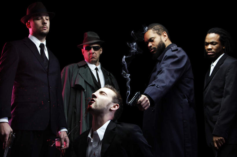 西方人,站,横图,室内,白天,正面,西装,竞争,帽子,欧洲,欧洲人,五个人,对抗,握,阴影,黑色背景,套装,正装,冲突,光线,墨镜,枪支,眼镜,影子,许多人,拿,拿着,注视,职业装,礼帽,破坏,太阳镜,太阳眼镜,观察,看,站着,一群人,武器,遮阳镜,战争,握着,摄影,手枪,影棚,观看,损坏,犯罪,察看,犯法,攻击,威胁,对立,关注,矛盾,兵器,对准,瞄准,防御,枪械,杀害,弹夹,敌对,挫败,斗争,抗拒,抗衡,杀伤,威慑,殛毙,戕害,杀戮,屠戮,子弹夹,危险,男人,男性,年轻男性,白种人,站立,半身,彩图,影棚拍摄,拍摄