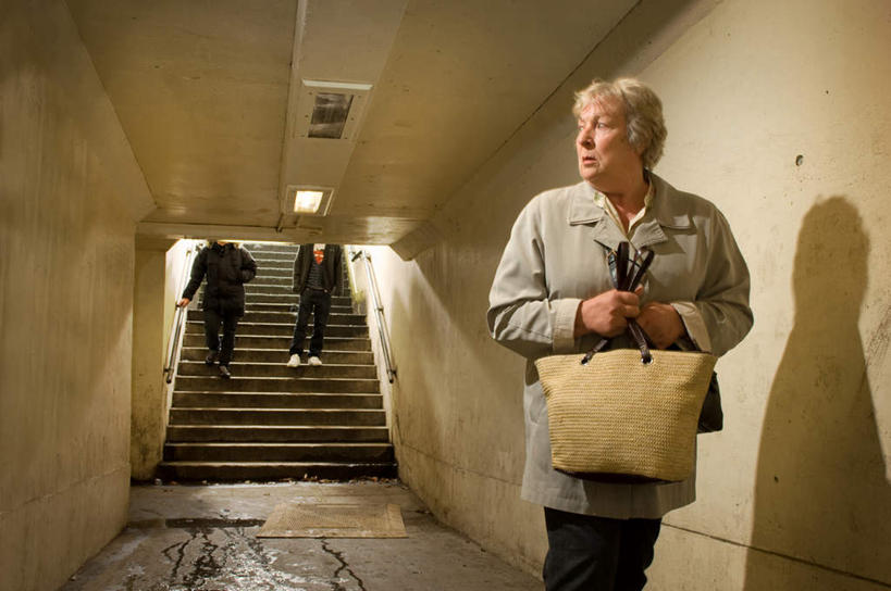 西方人,手,三个人,栏杆,走,横图,室内,白天,正面,购物,消费,楼梯,袋子,照明,欧洲,欧洲人,握,服装,隧道,包装袋,扶手,手提袋,阶梯,灯光,购物袋,拿,拿着,扭头,注视,休闲装,护栏,顶灯,台阶,灯,衣服,灯具,观察,看,转头,手部,休闲服,握着,金融,服饰,观看,照亮,犯罪,察看,跟踪,犯法,照明设备,地道,购买,关注,抢劫,贸易,老年女性,男人,男性,年轻男性,女人,女性,白种人,步行,散步,走路,半身,彩图