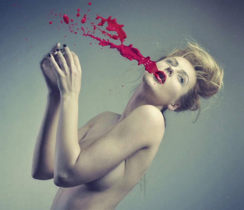 西方人,裸体,一个人,站,双手交叉,横图,室内,白天,侧面,水,欧洲,欧洲人,仅一个年轻女性,仅一个女性,仅一个人,喷,弯腰,飞溅,灰色背景,溅,液体,水滴,扭头,注视,裸露,水珠,红色,观察,看,站着,转头,吐,血液,摄影,影棚,观看,颜料,察看,关注,喷洒,裸,弯身,赤身,年轻女性,女人,女性,白种人,十字手,抬头,仰头,站立,半身,彩图,影棚拍摄,拍摄