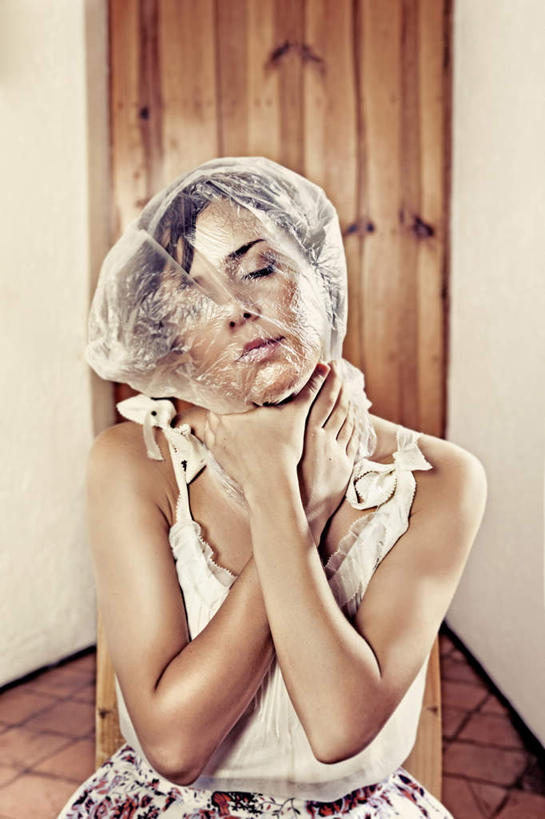 西方人,一个人,家,坐,举,竖图,室内,白天,正面,购物,消费,门,袋子,椅子,欧洲,欧洲人,仅一个年轻女性,仅一个女性,仅一个人,服装,包装袋,瓷砖,地砖,手提袋,房屋,木椅,墙,屋子,购物袋,地面,休闲装,楼房,墙壁,墙面,住宅,衣服,门框,托,休闲服,掐,金融,服饰,购买,自杀,贸易,自尽,年轻女性,女人,女性,白种人,举起,举手,举着,向上举,向上伸,向上托,坐着,半身,彩图,房子