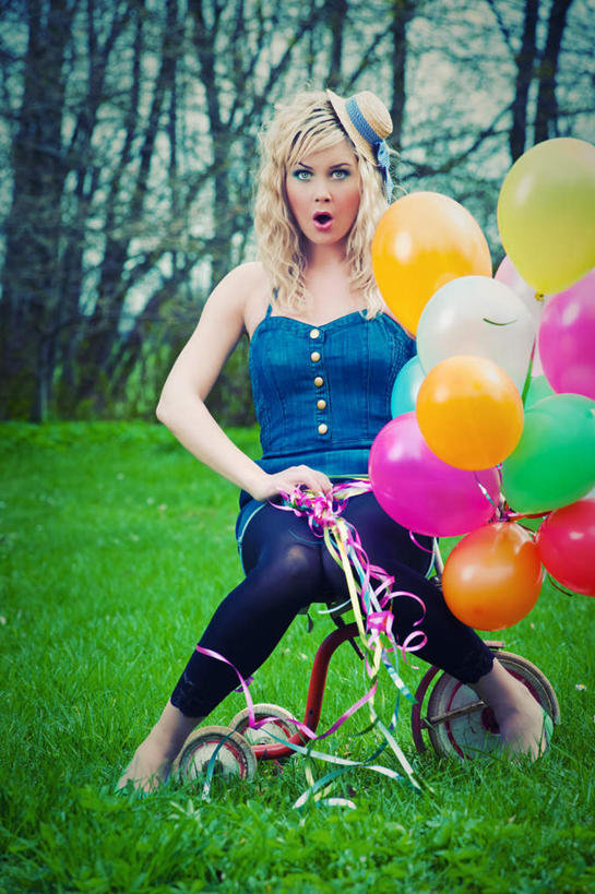 西方人,一个人,坐,笑,微笑,竖图,室外,白天,正面,高跟鞋,时尚,游戏,草地,草坪,植物,玩具,鞋子,欧洲,欧洲人,仅一个年轻女性,仅一个女性,仅一个人,许多,握,阴影,服装,装饰,光线,头饰,影子,塑料,很多,拿,玩,拿着,注视,休闲装,娱乐,袜子,车,草,树,树木,衣服,蓝色,绿色,阳光,自然,气球,塑料制品,童车,观察,看,张嘴,休闲,休闲服,橡胶,益智,握着,服饰,生长,成长,观看,活动,五颜六色,丝袜,华丽,修饰,点缀,察看,关注,时髦,消遣,载具,五彩缤纷,张大嘴巴,橡胶制品,衬托,美观,雅致,雅观,折叠童车,时兴,年轻女性,女人,女性,白种人,张开嘴,玩耍,嬉戏,坐着,彩图,全身