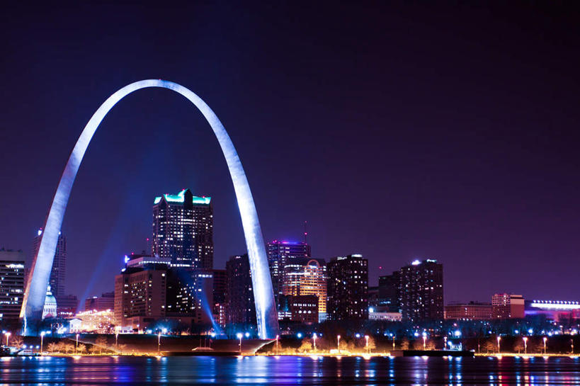 无人,高楼大厦,横图,室外,夜晚,正面,旅游,度假,河流,水,窗户,标志建筑,城市,大厦,地标,建筑,路灯,摩天大楼,照明,美国,一排,许多,阴影,波纹,整齐,光线,影子,墙,河水,水流,拱门,灯光,涟漪,很多,娱乐,建设,玻璃窗,墙壁,墙面,灯,排列,倒影,水纹,楼宇,波浪,享受,休闲,旅游胜地,放松,照亮,倒映,北美,北美洲,照明设备,队列,美洲,水晕,北亚美利加洲,亚美利加洲,密苏里,密苏里州,索证之州,圣路易斯,圣卢易斯,圣路易士,盖特威拱门,萨尔南拱门,圣路易弧形拱门,圣路易斯拱门,西进之门,反照,彩图,大楼,高层建筑,高楼,摩天楼