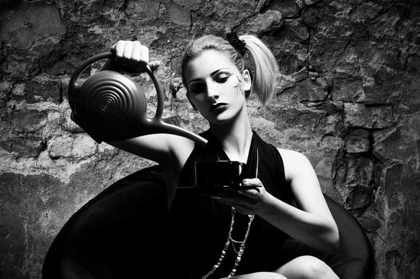 西方人,一个人,家,坐,横图,黑白,室内,白天,正面,时尚,沙发,杯子,欧洲,欧洲人,仅一个年轻女性,仅一个女性,仅一个人,握,阴影,光线,瓷器,影子,房屋,墙,屋子,咖啡杯,陶瓷制品,二郎腿,拿,拎,拿着,注视,文化,楼房,纹身,墙壁,墙面,住宅,茶壶,观察,看,个性,握着,倾倒,信仰,观看,察看,马尾辫,关注,刺青,瓷杯,追求,想象,文身,勇气,崇拜,张扬,年轻女性,女人,女性,白种人,长发,坐着,半身,房子,拎着,皮沙发