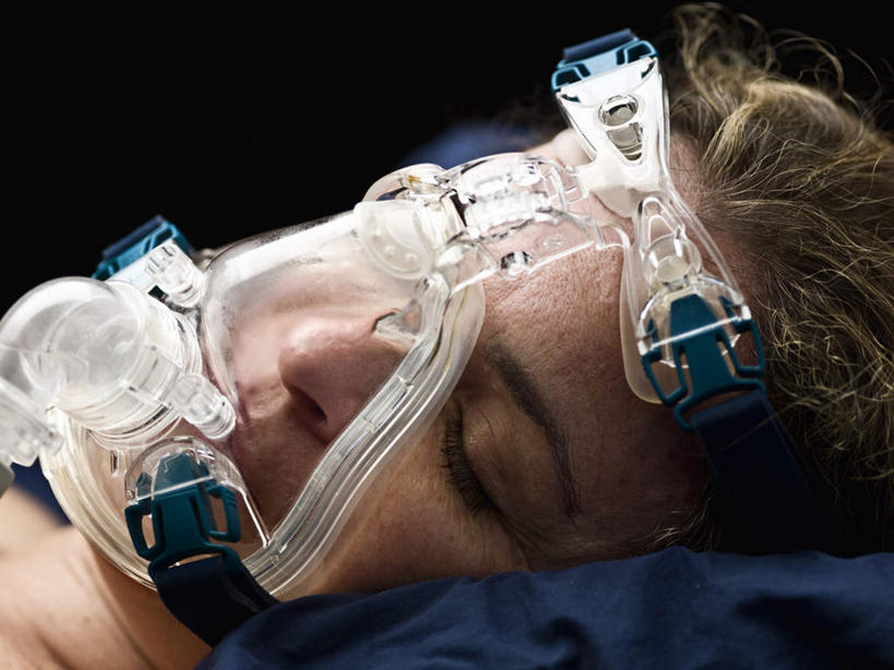 西方人,脸,头,脸颊,头发,一个人,医院,躺,闭眼,横图,室内,特写,白天,正面,摆设,欧洲,欧洲人,仅一个女性,仅一个人,黑色背景,管子,设备,仅一个中年女性,金色,氧气面罩,哮喘,装备,医疗机构,设置,卧着,女人,女性,中年女性,白种人,头部,卷发,脸部,脸蛋,面部,闭眼睛,闭着眼,闭着眼睛,躺着,卧,半身,彩图,病院,诊所,呼吸装置