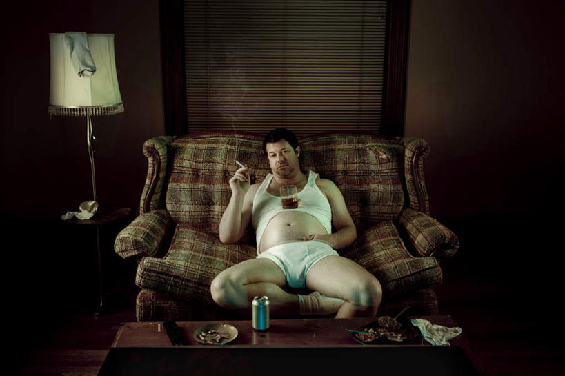 啤酒,西方人,一个人,家,坐,吸烟,横图,室内,白天,正面,懒惰,窗户,沙发,卧室,桌面,桌子,香烟,照明,欧洲,欧洲人,仅一个男性,仅一个人,仅一个中年男性,握,内衣,木制,百叶窗,房屋,屋子,灯光,食品,酒类,拿,拿着,注视,袜子,楼房,住宅,灯,酒,食物,饮料,木制品,灯具,落地灯,低头,观察,看,烟,握着,观看,照亮,察看,照明设备,关注,布艺沙发,亵服,懒散,男人,男性,中年男性,白种人,卷烟,烟草,纸烟,抽烟,坐着,半身,彩图,房子,睡房,卧房