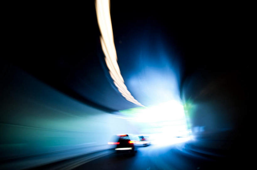 无人,横图,室内,白天,正面,道路,路,公路,汽车,照明,一辆,奔驰,阴影,朦胧,模糊,光线,隧道,影子,灯光,交通,车,灯,灯具,交通工具,轿车,警示,车灯,尾灯,照亮,提醒,照明设备,地道,提示,载具,疾驰,马路,彩图