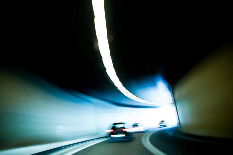 无人,横图,室内,白天,正面,道路,路,公路,汽车,照明,一辆,奔驰,阴影,朦胧,模糊,光线,隧道,影子,灯光,交通,车,灯,灯具,交通工具,轿车,警示,车灯,尾灯,照亮,提醒,照明设备,地道,提示,载具,疾驰,马路,彩图