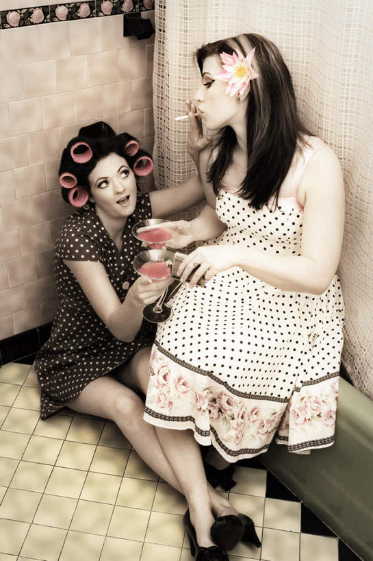 西方人,两个人,站,坐,吸烟,竖图,俯视,室内,白天,裙子,卫生间,浴室,杯子,香烟,欧洲,欧洲人,连衣裙,瓷砖,地砖,高脚杯,头饰,墙,红酒杯,地面,注视,墙壁,墙面,玻璃制品,两个,酒杯,观察,看,站着,烟,观看,卷发棒,卷发器,察看,关注,烫发器,年轻女性,女人,女性,白种人,淋浴房,玻璃杯,卷烟,烟草,纸烟,抽烟,站立,坐着,彩图,高角度拍摄,全身,冲凉房,沐浴间,沐浴室