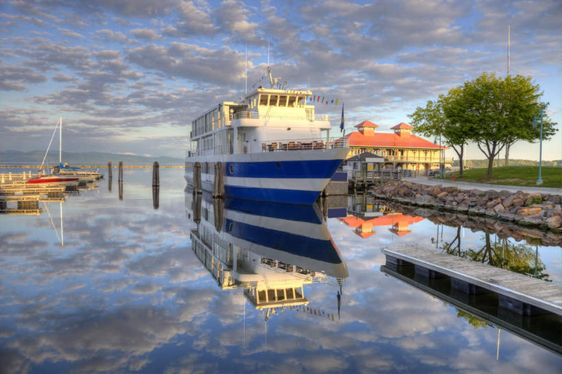 无人,家,码头,横图,室外,白天,正面,度假,海浪,海洋,美景,植物,城市风光,城市,港口,轮船,船,美国,许多,阴影,光线,影子,房屋,屋子,景观,浪花,水平线,云,云朵,辽阔,海平线,云彩,娱乐,楼房,住宅,树,树木,蓝色,绿色,白云,蓝天,天空,阳光,自然,海水,交通工具,天,享受,休闲,广阔,景色,放松,生长,晴朗,成长,一望无际,北美,北美洲,停泊,载具,美洲,海景,佛蒙特州,佛蒙特,绿岭之州,伯灵顿,北亚美利加洲,亚美利加洲,伯林顿,无边无际,一马平川,大海,风浪,海,海水的波动,近岸浪,涌浪,晴空,彩图,房子,摆渡口,埠头,渡口,渡头,港湾,海港,货运码头,口岸,商港,水天相接,水天一线