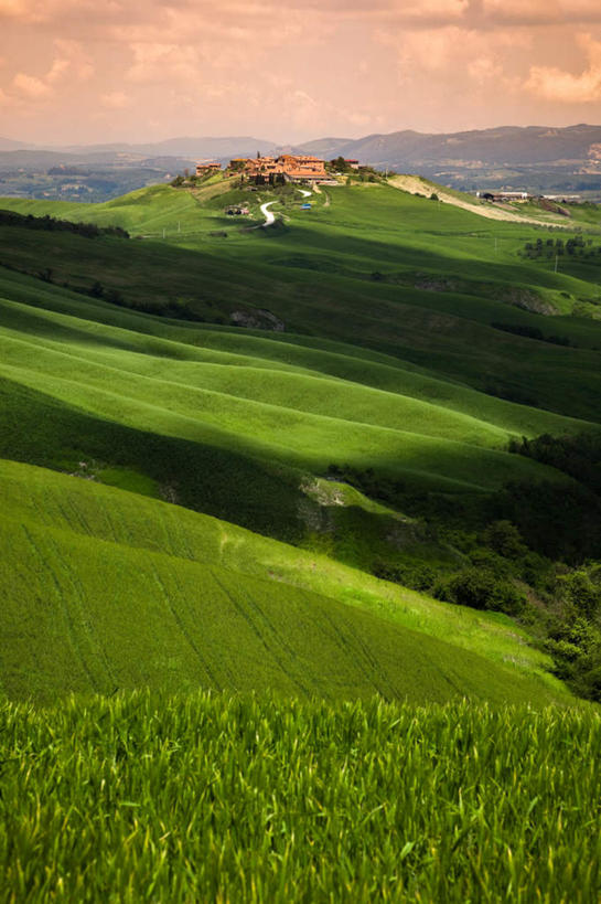 无人,竖图,俯视,室外,白天,旅游,度假,草地,草坪,美景,日落,山,山脉,植物,意大利,欧洲,阴影,光线,影子,景观,山峰,晚霞,霞光,云,云朵,落日,山峦,云彩,娱乐,草,蓝色,绿色,白云,蓝天,天空,阳光,自然,黄昏,群山,天,享受,休闲,景色,彩霞,放松,晴朗,托斯卡纳,南欧,自然风光,意大利共和国,托斯卡纳大区,夕照,奇扬第,晴空,夕阳,彩图,高角度拍摄,斜阳