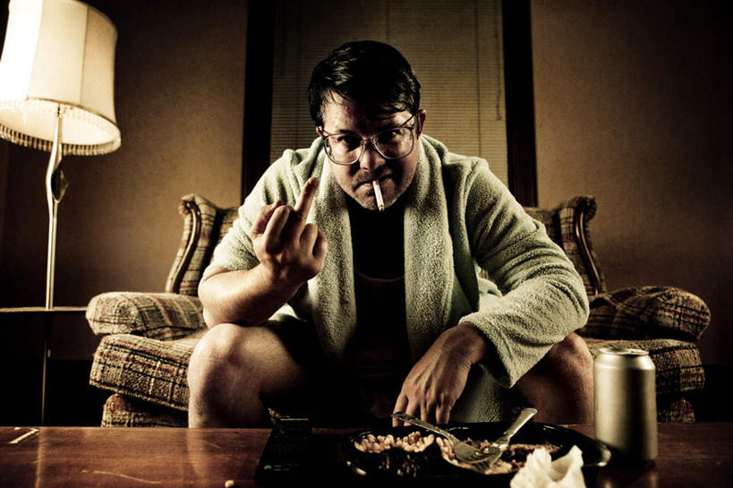 西方人,中指,一个人,坐,横图,室内,夜晚,正面,餐桌,沙发,台灯,桌子,香烟,照明,欧洲,欧洲人,仅一个男性,仅一个人,仅一个中年男性,指,服装,灯光,凌乱,休闲装,方向,灯,衣服,灯具,手势,张嘴,休闲,向上,休闲服,烟,竖,服饰,餐台,翘,照亮,混乱,指向,照明设备,鄙视,挑衅,张大嘴巴,布艺沙发,藐视,讽刺,蔑视,嘲笑,人身攻击,纷乱,缭乱,庞杂,男人,男性,中年男性,白种人,卷烟,烟草,纸烟,张开嘴,坐着,彩图,全身