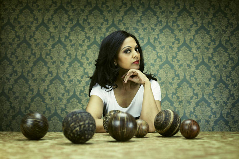 西方人,一个人,坐,横图,室内,白天,正面,壁纸,餐桌,桌面,桌子,欧洲,欧洲人,仅一个年轻女性,仅一个女性,仅一个人,许多,撑,服装,木制,墙,很多,托腮,休闲装,布置,墙壁,墙面,球,衣服,木制品,托,休闲,球体,休闲服,服饰,餐台,安排,托下巴,安顿,安放,安置,年轻女性,女人,女性,白种人,墙纸,坐着,半身,彩图