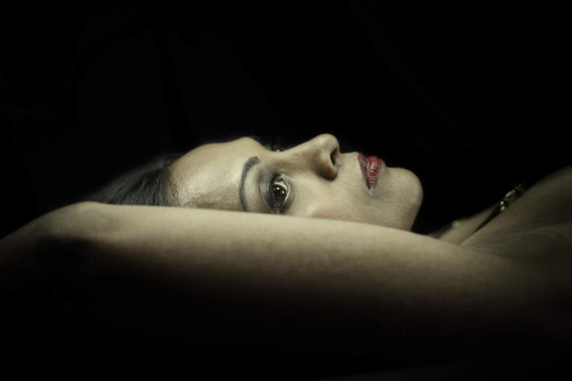 西方人,一个人,躺,横图,室内,白天,侧面,化妆,美容,欧洲,欧洲人,仅一个年轻女性,仅一个女性,仅一个人,护肤,灰色背景,注视,裸露,唇膏,口红,观察,看,保养,享受,休闲,思考,放松,保健,摄影,影棚,观看,察看,关注,裸,枕着,养颜,思虑,卧着,年轻女性,女人,女性,白种人,躺着,卧,半身,彩图,影棚拍摄,拍摄