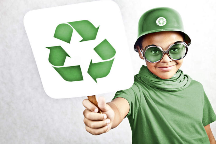 西方人,儿童,一个人,举,横图,室内,白天,白色背景,正面,纯洁,帽子,欧洲,欧洲人,仅一个男性,仅一个人,服装,环保,头盔,眼镜,休闲装,小孩,衣服,安全帽,托,仅一个小孩,休闲,休闲服,可爱,童年,童趣,摄影,服饰,影棚,能源,回收,资源,近视眼镜,利用,童真,低碳,烂漫,无邪,循环,持续,天真,男孩,男人,男性,白种人,孩子,举起,举手,举着,向上举,向上伸,向上托,半身,彩图,影棚拍摄,拍摄,男生