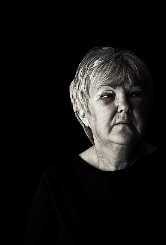 西方人,脸,头,脸颊,一个人,站,竖图,黑白,室内,特写,白天,正面,房间,欧洲,欧洲人,仅一个女性,仅一个人,阴影,黑色背景,服装,光线,影子,墙,灯光,注视,休闲装,墙壁,墙面,衣服,医疗用品,观察,回头,看,站着,转头,仅一个中年女性,休闲,休闲服,治疗,摄影,服饰,影棚,观看,察看,医疗,医疗设备,关注,胶布,止血,苯扎氯铵贴,女人,女性,中年女性,白种人,头部,脸部,脸蛋,面部,绷带,创可贴,站立,半身,影棚拍摄,拍摄