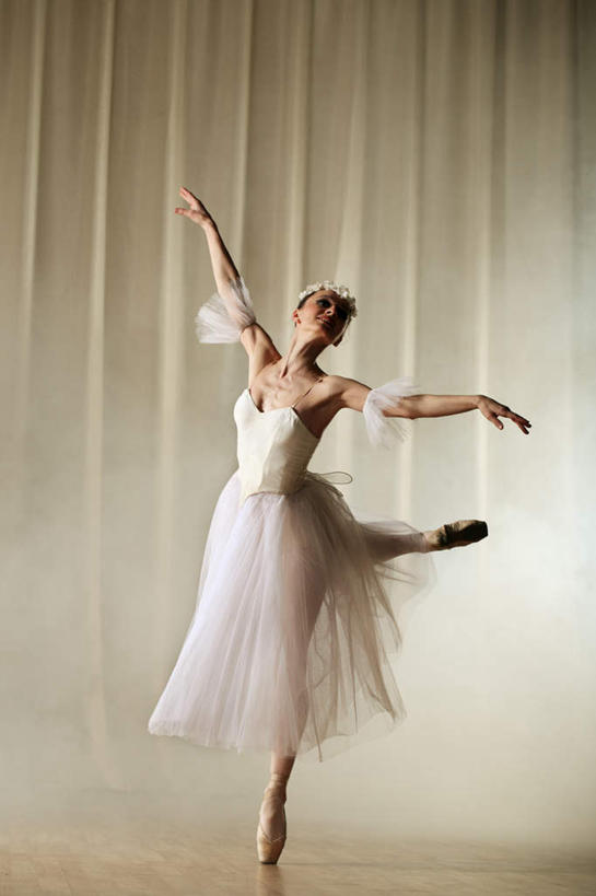 西方人,一个人,舞台,站,竖图,室内,白天,正面,裙子,跳舞,芭蕾,欧洲,欧洲人,仅一个年轻女性,仅一个女性,仅一个人,表演,阴影,鲜艳,光线,影子,灯光,美丽,漂亮,扮演,站着,短裙,帷幕,演出,优美,帷幔,摩登,幕布,艳丽,舞姿,幕帘,芭蕾舞裙,芭蕾裙,帷幔布,斑斓,标致,瑰丽,娇艳,锦绣,娟秀,俊丽,奇丽,俏丽,时兴,秀丽,芭蕾舞,年轻女性,女人,女性,白种人,表演台,站立,彩图,全身,舞蹈