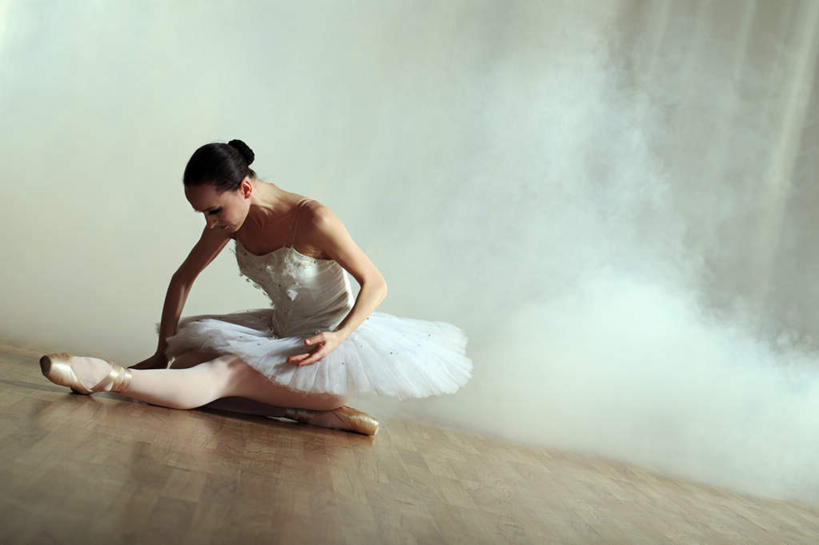 西方人,一个人,舞台,站,横图,室内,白天,正面,裙子,跳舞,芭蕾,雾,欧洲,欧洲人,仅一个年轻女性,仅一个女性,仅一个人,表演,阴影,朦胧,模糊,鲜艳,光线,影子,灯光,美丽,漂亮,扮演,站着,短裙,帷幕,迷雾,演出,优美,唯美,帷幔,摩登,幕布,艳丽,舞姿,幕帘,芭蕾舞裙,芭蕾裙,帷幔布,斑斓,标致,瑰丽,娇艳,锦绣,娟秀,俊丽,奇丽,俏丽,时兴,秀丽,芭蕾舞,年轻女性,女人,女性,白种人,大雾,表演台,站立,彩图,全身,舞蹈