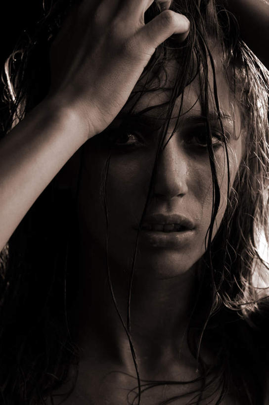 西方人,脸,头,脸颊,一个人,举,摸,竖图,室内,白天,正面,失败,欧洲,欧洲人,仅一个年轻女性,仅一个女性,仅一个人,抚摸,黑色背景,沮丧,注视,观察,看,托,难受,无奈,摄影,影棚,观看,失望,悲伤,察看,伤心,绝望,难过,关注,失落,颓废,挫败,受挫,落败,落空,错过,失足,失意,失策,失算,颓丧,衰颓,悲哀,懊丧,颓靡,气馁,丧气,败北,挫折,失利,年轻女性,女人,女性,白种人,头部,脸部,脸蛋,面部,触摸,接触,举起,举手,举着,向上举,向上伸,向上托,半身,彩图,影棚拍摄,拍摄