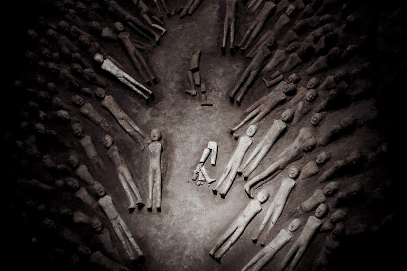 无人,博物馆,横图,俯视,室内,白天,光晕,雕塑,兵马俑,许多,艺术,装饰,雕刻,雕像,很多,倒下,历史,古代,工艺品,纪念,留念,美术,昏暗,主题,怀念,陈列,功能,美学,记念,古远,灰暗,晦暗,彩图,高角度拍摄