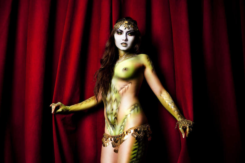 西方人,一个人,站,横图,室内,白天,正面,绘画,欧洲,欧洲人,仅一个年轻女性,仅一个女性,仅一个人,彩绘,注视,裸露,观察,看,站着,帷幕,观看,察看,陶艺,关注,帷幔,裸,幕布,幕帘,人体彩绘,帷幔布,年轻女性,女人,女性,白种人,画画,站立,半身,彩图