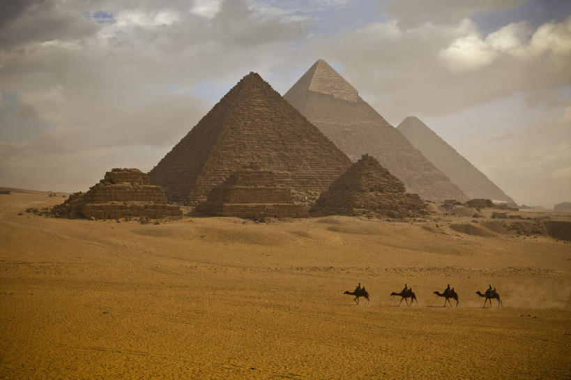 无人,横图,室外,白天,侧面,旅游,度假,名胜古迹,城市,地标,马,野生动物,非洲,埃及,一排,遗迹,整齐,三角形,云,云朵,云彩,古迹,历史,文物,娱乐,古建筑,排列,四匹,蓝色,白云,蓝天,天空,动物,天,享受,休闲,旅游胜地,金字塔,放松,运输,牲畜,晴朗,陵墓,古埃及,队列,古文明,北非,首府,吉萨,古代七大奇迹,阿拉伯埃及共和国,金字塔之国,棉花之国,方锥形,阿非利加洲,吉萨省,晴空,彩图,全身,标志性建筑