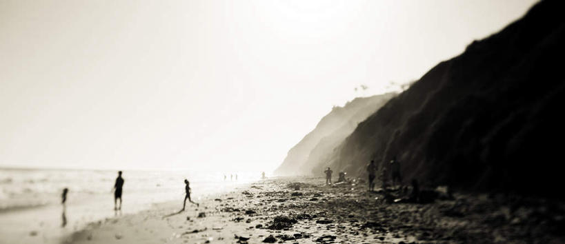 西方人,三个人,伙伴,朋友,横图,黑白,室外,白天,正面,友谊,海浪,海洋,沙滩,山,山脉,欧洲,欧洲人,阴影,波纹,反射,沙子,影子,海岸,浪花,山峰,水平线,辽阔,海平线,涟漪,沙地,山峦,蓝色,倒影,蓝天,水纹,天空,海水,波浪,群山,天,广阔,晴朗,一望无际,倒映,海景,万里无云,水晕,无边无际,一马平川,反照,移轴镜头,友情,男人,男性,年轻男性,年轻女性,女人,女性,白种人,大海,风浪,海,海水的波动,海滩,近岸浪,涌浪,晴空,晴空万里,全身,水天相接,水天一线