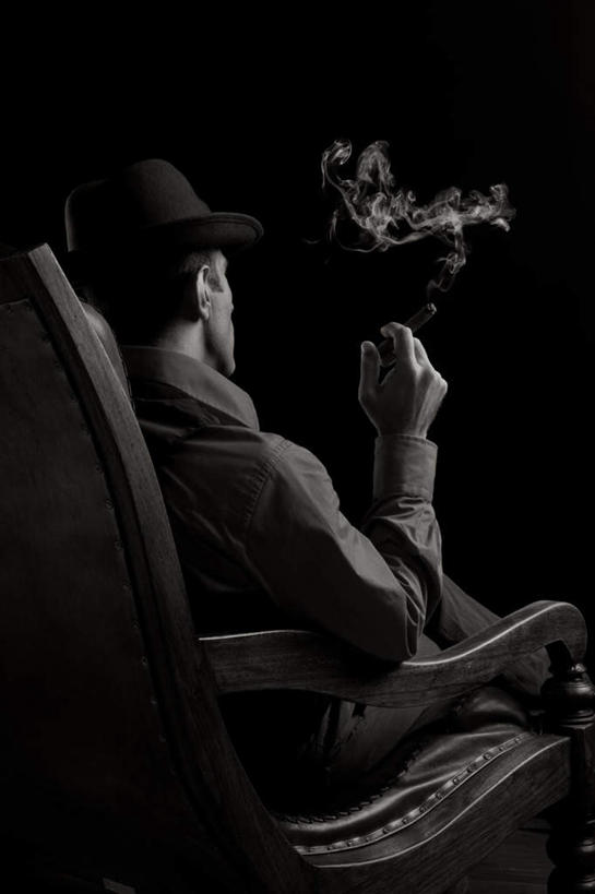 西方人,一个人,坐,举,吸烟,竖图,黑白,室内,白天,侧面,沙发,香烟,欧洲,欧洲人,仅一个男性,仅一个人,仅一个中年男性,一根,握,拿,拿着,扭头,注视,观察,看,托,转头,烟,握着,观看,察看,关注,黑手党,歹徒,暴徒,男人,男性,中年男性,白种人,卷烟,烟草,纸烟,抽烟,举起,举手,举着,向上举,向上伸,向上托,坐着,半身,皮沙发