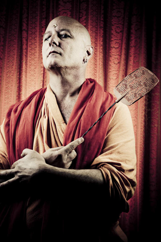 秃头,一个人,和尚,站,闭眼,竖图,室内,白天,正面,仅一个男性,仅一个人,仅一个中年男性,握,工具,拿,拿着,一个,站着,握着,帷幕,单个,帷幔,幕布,幕帘,苍蝇拍,袈裟,帷幔布,法衣,男人,男性,中年男性,光头,无发,比丘,高僧,僧,僧侣,僧人,沙弥,修行僧,闭眼睛,闭着眼,闭着眼睛,站立,半身,彩图