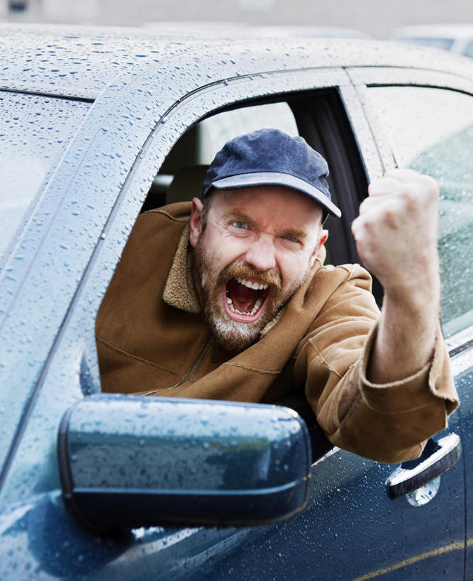 西方人,胡须,一个人,举,竖图,室外,白天,正面,安全,镜子,汽车,欧洲,欧洲人,仅一个男性,仅一个人,仅一个中年男性,一辆,咆哮,生气,反射,注视,车,交通工具,轿车,观察,看,托,握拳,愤怒,后视镜,观看,镜像,察看,生命,镜面,发怒,关注,载具,情绪,脾气,怒吼,忿怒,怨恨,强烈,光学,侧视镜,呼啸,狂嗥,激动,男人,男性,中年男性,白种人,胡子,络腮胡,举起,举手,举着,向上举,向上伸,向上托,半身,彩图