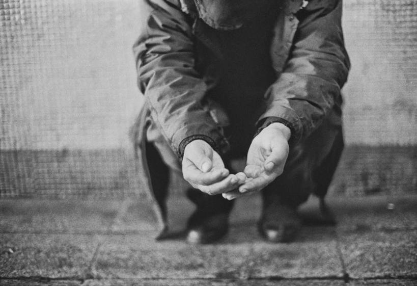 西方人,一个人,蹲,横图,黑白,室外,白天,正面,欧洲,欧洲人,仅一个男性,仅一个人,仅一个中年男性,地面,注视,拾荒者,观察,看,乞丐,观看,察看,贫穷,关注,乞讨,饥饿,叫花子,叫化子,男人,男性,中年男性,白种人,蹲着,半身