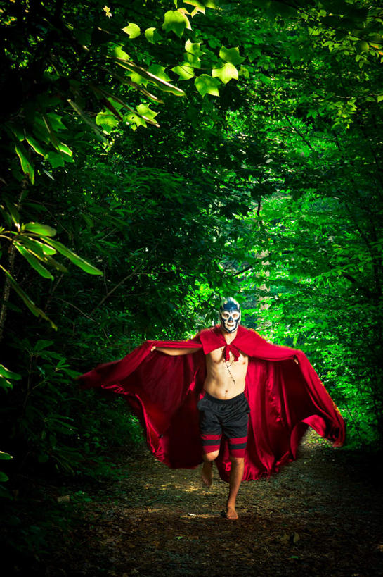 西方人,一个人,竖图,室外,白天,正面,旅游,度假,神秘,美景,森林,树林,植物,欧洲,欧洲人,仅一个男性,仅一个人,光线,面具,景观,注视,娱乐,树,树木,仅一个年轻男性,一个,红色,绿色,自然,奔跑,观察,看,一件,享受,休闲,披风,景色,放松,生长,单个,成长,观看,诡异,察看,关注,秘密,自然风光,奥秘,男人,男性,年轻男性,白种人,彩图,全身