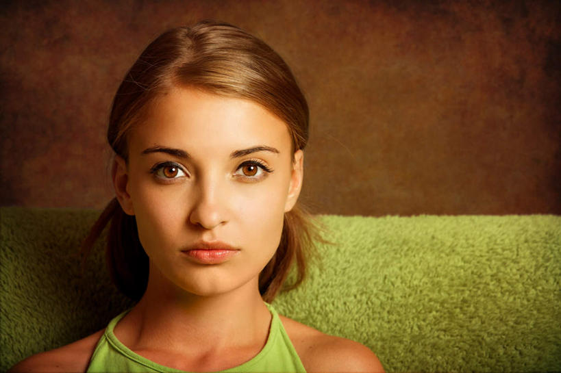 西方人,儿童,脸,头,眼睛,脸颊,眉毛,睫毛,头发,一个人,律师,横图,室内,白天,正面,纯洁,沙发,欧洲,欧洲人,瞳孔,仅一个女性,仅一个人,墙,棕色,注视,墙壁,墙面,小孩,观察,看,仅一个小孩,金色,可爱,童年,童趣,眼部,观看,察看,关注,布艺沙发,童真,烂漫,无邪,天真,女孩,女人,女性,白种人,孩子,头部,睫,脸部,脸蛋,眉,面部,眼,眼睫毛,眼眉,半身,彩图,眼眉毛,女生