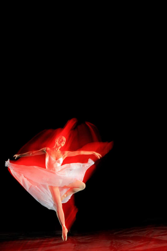 西方人,一个人,伸展双臂,笑,微笑,竖图,室内,白天,正面,裙子,跳舞,芭蕾,欧洲,欧洲人,仅一个年轻女性,仅一个女性,仅一个人,表演,黑色背景,服装,扮演,衣服,短裙,摄影,服饰,影棚,演出,衣着,穿着,舞姿,芭蕾舞裙,芭蕾裙,衣饰,芭蕾舞,年轻女性,女人,女性,白种人,敞开双臂,伸开双臂,展开双肩,张开手臂,张开双臂,彩图,全身,影棚拍摄,拍摄,舞蹈