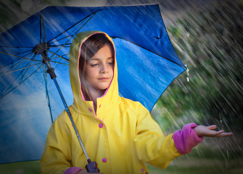 西方人,儿童,一个人,站,举,横图,室外,白天,正面,纯洁,水,雨,暴雨,大雨,欧洲,欧洲人,仅一个女性,仅一个人,一把,撑开,握,飞溅,溅,伞,液体,雨伞,遮阳伞,水滴,拿,拿着,注视,阳伞,水珠,小孩,蓝色,打开,观察,看,托,站着,仅一个小孩,可爱,童年,童趣,握着,观看,保暖,细雨,察看,防寒,开启,御寒,关注,喷洒,雨衣,童真,透气,烂漫,无邪,防水,冲锋服,冲锋衣,防潮,户外用品,天真,女孩,女人,女性,白种人,孩子,小雨,举起,举手,举着,向上举,向上伸,向上托,站立,半身,彩图,五指张开,女生