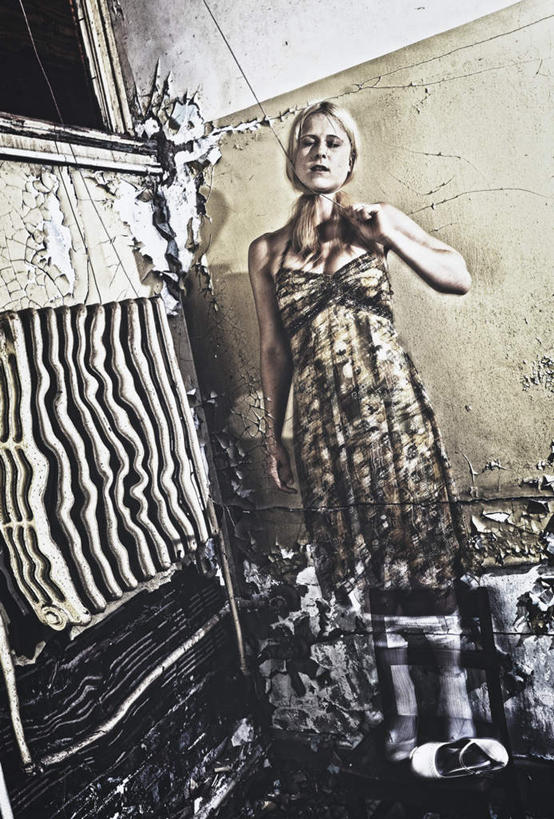 西方人,一个人,站,闭眼,竖图,室内,白天,侧面,裙子,欧洲,欧洲人,仅一个年轻女性,仅一个女性,仅一个人,阴影,连衣裙,破旧,反射,影子,墙,墙壁,墙面,绳子,站着,绳索,恐怖,上吊,自杀,可怕,可骇,恐惧,年轻女性,女人,女性,白种人,闭眼睛,闭着眼,闭着眼睛,站立,半身,彩图