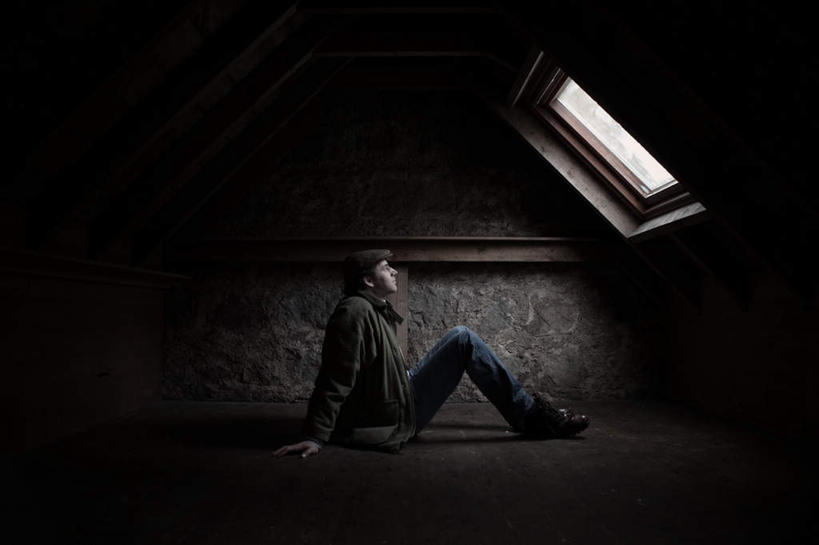 西方人,一个人,坐,横图,室内,白天,侧面,窗户,地板,阁楼,欧洲,欧洲人,仅一个年轻女性,仅一个女性,仅一个人,阴影,服装,反射,影子,地面,注视,休闲装,木地板,玻璃窗,衣服,观察,看,休闲,休闲服,服饰,观看,察看,关注,年轻女性,女人,女性,白种人,坐着,半身,彩图