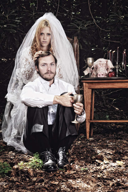 西方人,两个人,夫妻,坐,摸,竖图,室外,白天,正面,婚纱,爱情,桌面,桌子,苹果,蜡烛,欧洲,欧洲人,抚摸,握,阴影,光线,木制,影子,浪漫,拿,拿着,阳光,酒杯,木制品,恩爱,握着,恋人,猪头,烛炬,男人,男性,年轻男性,年轻女性,女人,女性,白种人,夫妇,情侣,触摸,接触,坐着,彩图,全身,婚礼服,礼服,伴侣