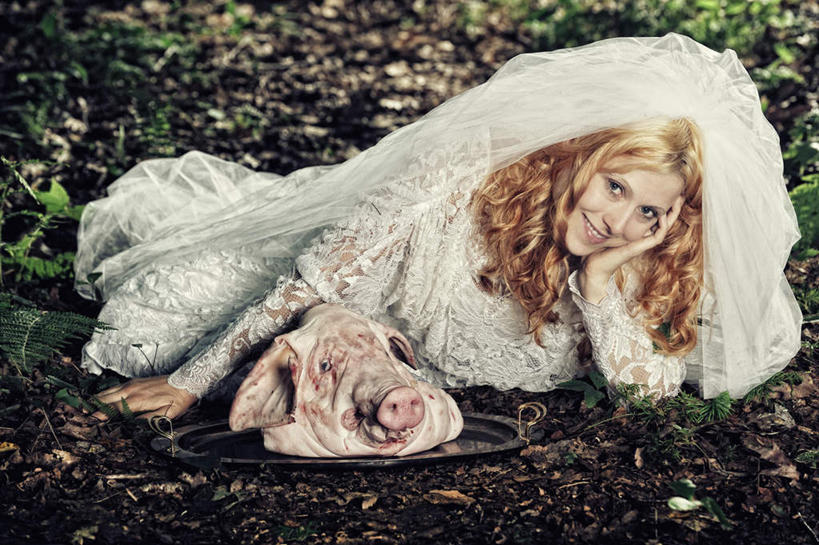 西方人,一个人,新娘,躺,笑,微笑,露齿笑,横图,室外,白天,正面,婚纱,婚礼,快乐,树林,植物,雾,欧洲,欧洲人,仅一个年轻女性,仅一个女性,仅一个人,朦胧,模糊,庆祝,结婚,树,树木,绿色,自然,盘子,喜庆,生长,成长,纪念,迷雾,猪头,卧着,年轻女性,女人,女性,白种人,大雾,躺着,卧,彩图,全身,婚礼服,礼服,高兴