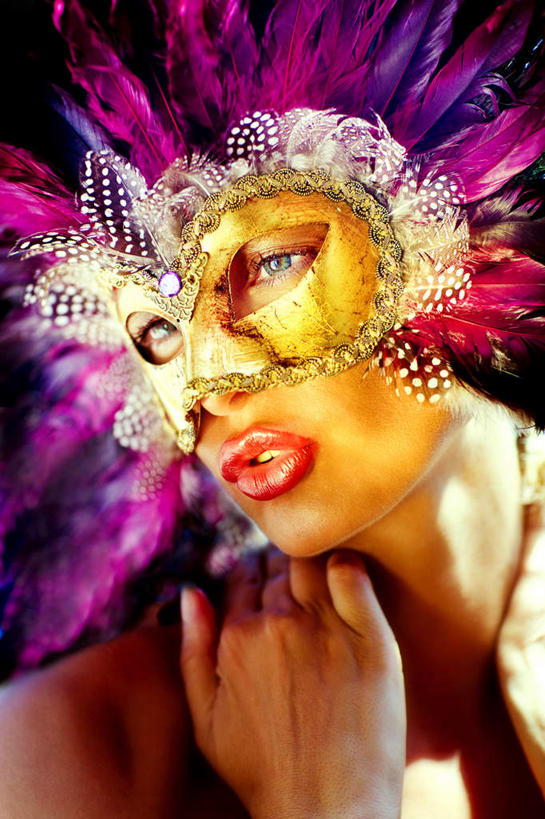 西方人,脸,头,眼睛,脸颊,眉毛,睫毛,手,一个人,竖图,室内,特写,白天,正面,神秘,羽毛,欧洲,欧洲人,瞳孔,仅一个年轻女性,仅一个女性,仅一个人,轻盈,柔软,面具,紫色,手部,金色,眼部,摄影,影棚,优美,富贵,庄重,高贵,消极,忠诚,化妆舞会,轻柔,富丽,冷色,名誉,荣华,孤寂,年轻女性,女人,女性,白种人,头部,睫,脸部,脸蛋,眉,面部,眼,眼睫毛,眼眉,半身,彩图,影棚拍摄,拍摄,眼眉毛,奢华