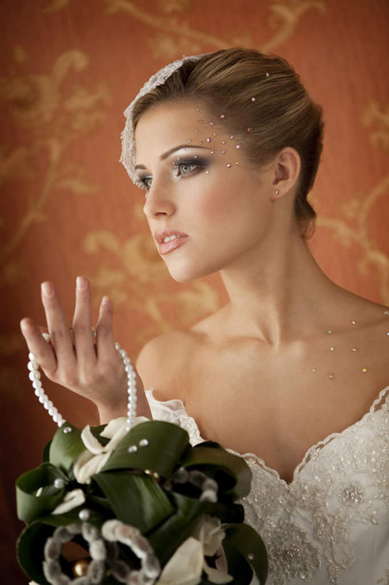 西方人,一个人,新娘,笑,微笑,竖图,室内,白天,正面,婚纱,欧洲,欧洲人,仅一个年轻女性,仅一个女性,仅一个人,握,花篮,头饰,墙,拿,拿着,墙壁,墙面,握着,年轻女性,女人,女性,白种人,半身,彩图,婚礼服,礼服