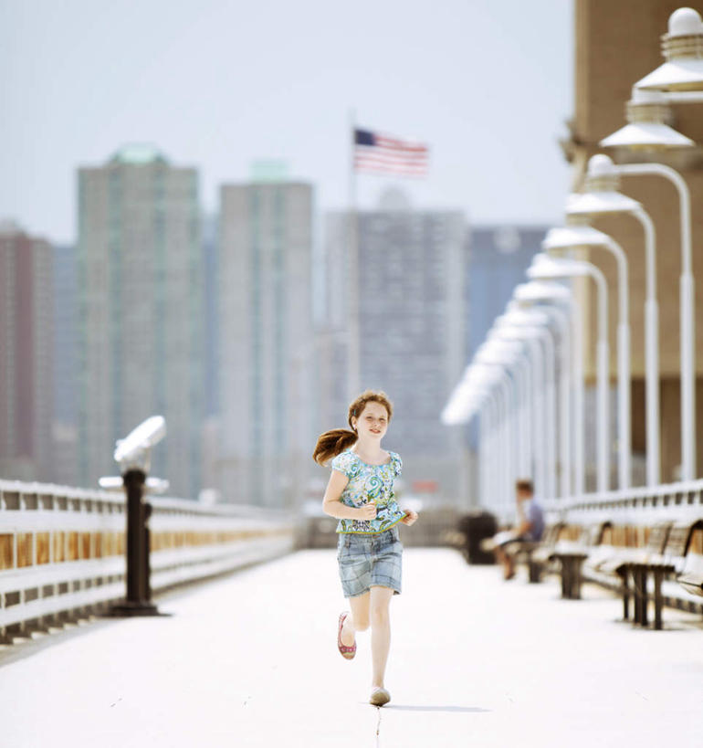 西方人,儿童,一个人,高楼大厦,笑,微笑,竖图,室外,白天,正面,纯洁,大厦,道路,建筑,路,摩天大楼,公路,旗帜,国旗,欧洲,美国,欧洲人,仅一个女性,仅一个人,交通,小孩,蓝色,奔跑,仅一个小孩,可爱,童年,童趣,牛仔裙,北美,北美洲,美洲,童真,烂漫,无邪,背带裙,北亚美利加洲,亚美利加洲,天真,女孩,女人,女性,白种人,孩子,旗,马路,彩图,全身,大楼,高层建筑,高楼,摩天楼,女生