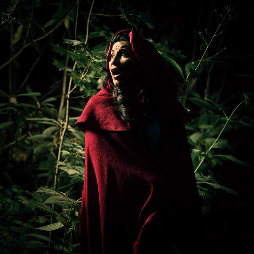 西方人,一个人,方图,室外,夜晚,正面,戏服,树林,植物,欧洲,欧洲人,仅一个年轻女性,仅一个女性,仅一个人,阴影,光线,影子,扭头,树,树木,绿色,阳光,自然,张嘴,转头,生长,成长,惊恐,演出服,张大嘴巴,惊慌,恐慌,惊骇,年轻女性,女人,女性,白种人,张开嘴,半身,彩图