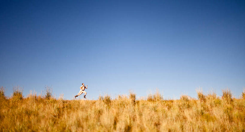 西方人,一个人,跑,横图,室外,白天,正面,锻炼,运动,荒凉,美景,秋季,植物,欧洲,欧洲人,仅一个男性,仅一个人,阴影,枯萎,光线,影子,荒野,景观,枯草,草,仅一个年轻男性,黄色,蓝色,蓝天,天空,阳光,自然,天,景色,晴朗,自然风光,荒原,万里无云,冷落,体育,男人,男性,年轻男性,白种人,荒芜,晴空,晴空万里,秋,秋天,跑步,彩图,全身,健身